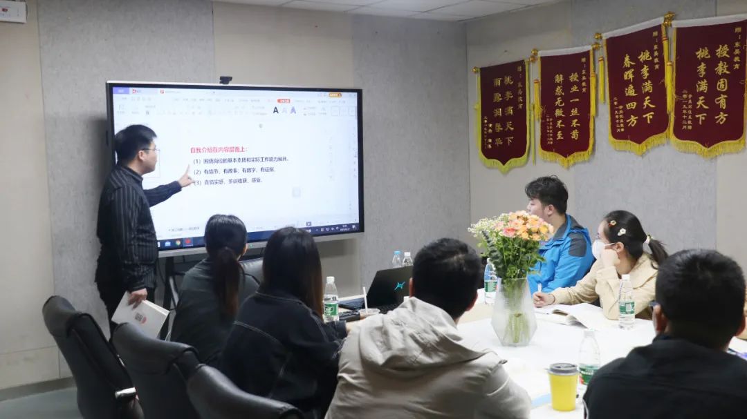 　　你們用努力澆灌夢想， 　　銀行上岸也只是你們努力的必然！